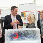 v.l. JGU-Präsident Univ.-Prof. Dr. Georg Krausch, Oberbürgermeister Michael Ebling, Wissenschaftsministerin Doris Ahnen und Prof. Dr. Babette Simon, Vorstandsvorsitzende der Universitätsmedizin Mainz, am Stand von PRISMA Foto: Peter Pulkowski