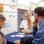 Interessierte Besucherinnen und Besucher konnten sich am Stand des Exzellenzclusters PRISMA auch über das Standardmodell der Elementarteilchenphysik und die Suche nach 'neuer Physik' informieren. Foto: Stefan F. Sämmer